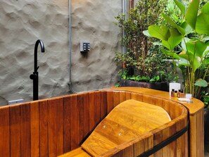 Ducha, artículos de tocador gratuitos, secador de pelo, toallas