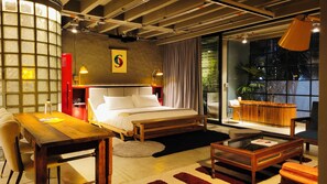 1 makuuhuone, ylelliset vuodevaatteet, työpöytä, silitysrauta/-lauta