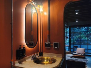 Suihku, ilmaiset hygieniatuotteet, hiustenkuivaaja, pyyhkeet