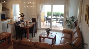 TV, DVD player, books - La Torre Golf Resort holiday townhouse rental with shared pool nearby beach/lake (Torre-Pacheco)