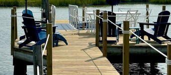 Charming StoneHarbor WATERFRONT back-bay cottage minutes to beautiful SH beaches