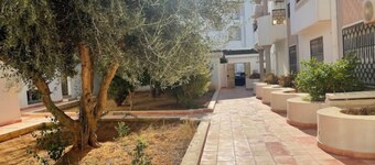 Lovely & spacious apt in Ennasr

