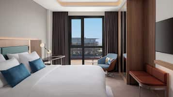 Executive Suite, 1 Katil Raja (King), Pool View | Bar mini, peti besi dalam bilik, meja, ruang kerja komputer riba