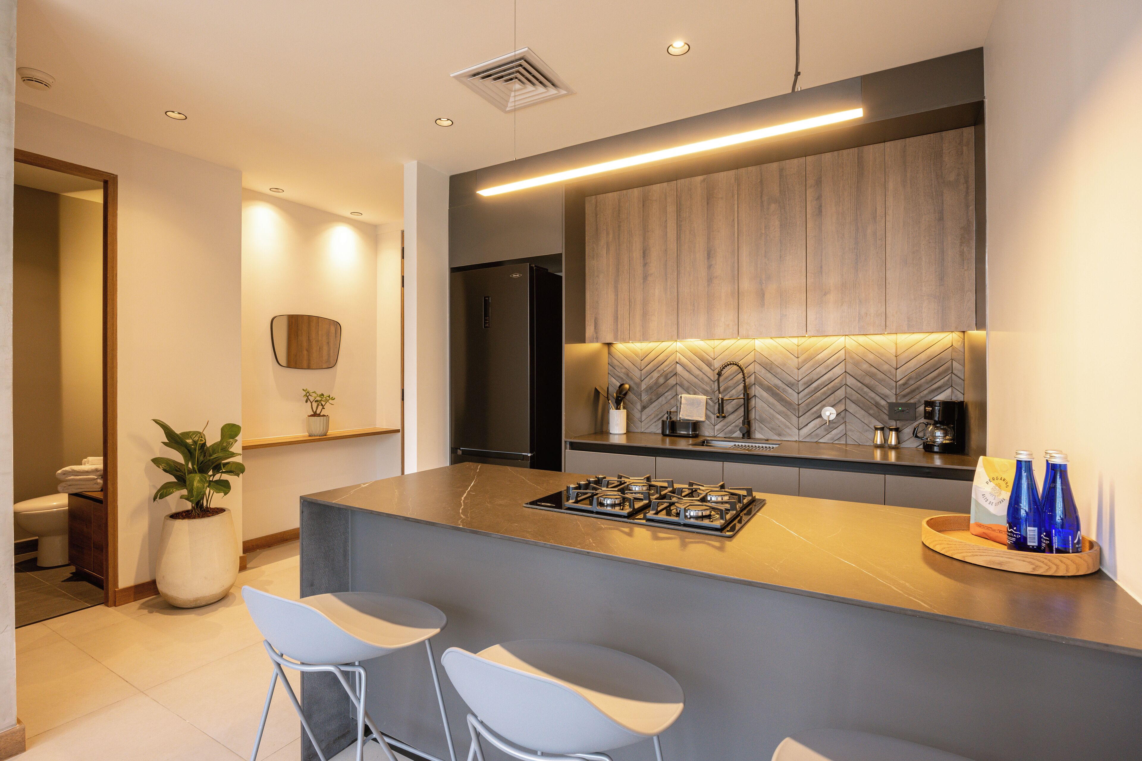 Refrigerador, microondas, parrilla de estufa y cafetera y tetera 