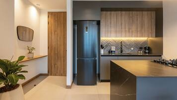 Refrigerador, microondas, parrilla de estufa y cafetera y tetera