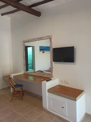 Standard Room | Minibar, in-room safe, desk, laptop workspace - Hotel Margarita Village (Francisco Fajardo)