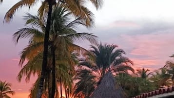 Frigobar, cofres nos quartos, escrivaninha