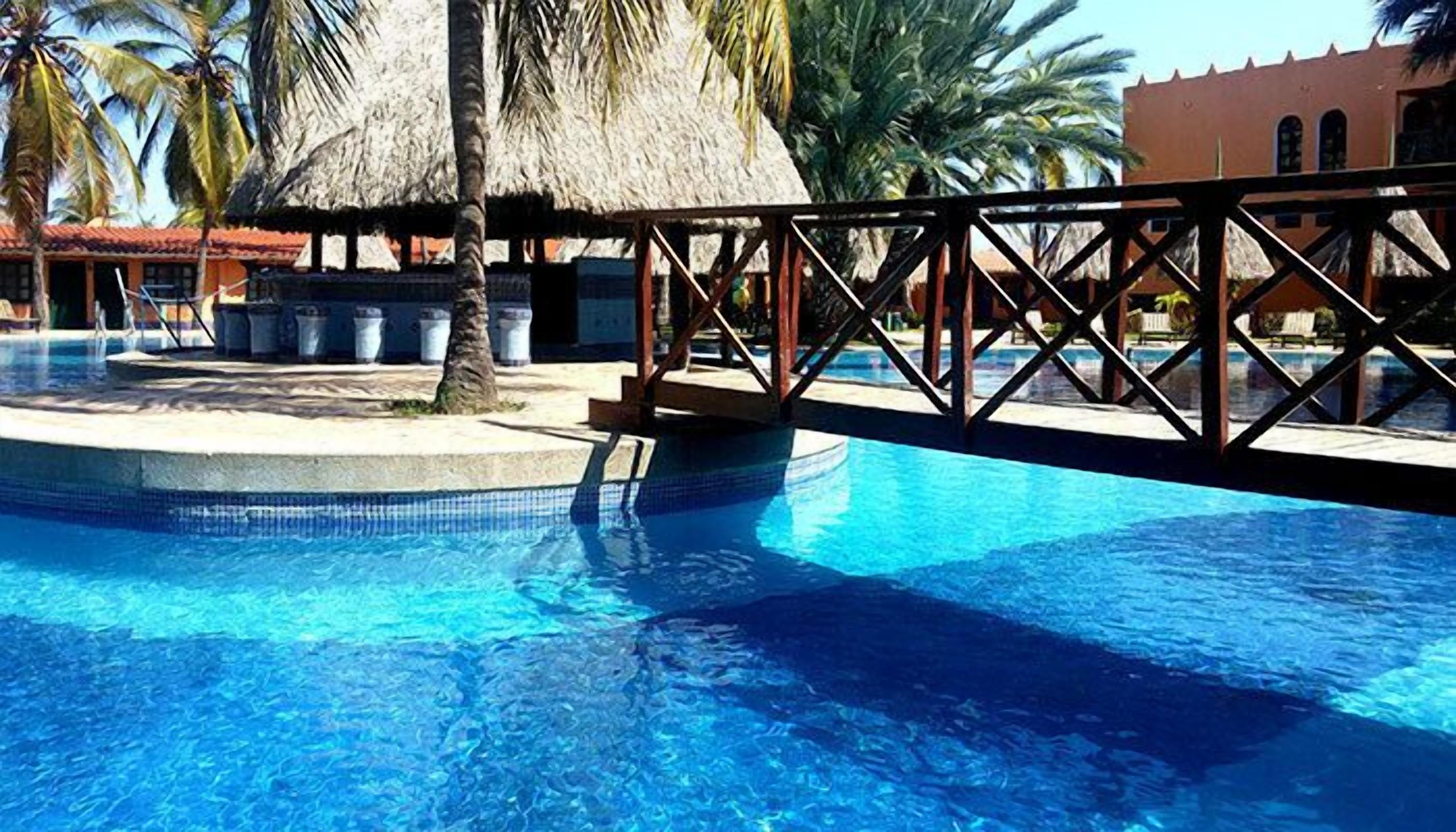 2 albercas al aire libre 