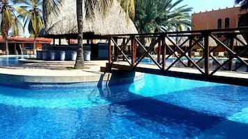 2 albercas al aire libre