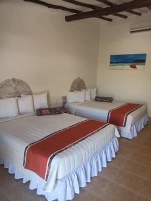 Tremannsrom – standard, bassengutsikt | Minibar, safe på rommet, skrivebord og skrivebord for bærbar PC