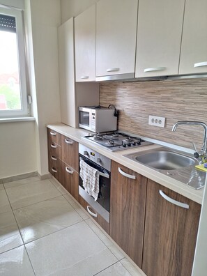 Kühlschrank, Mikrowelle, Ofen, Wasserkocher mit Kaffee-/Teezubehör