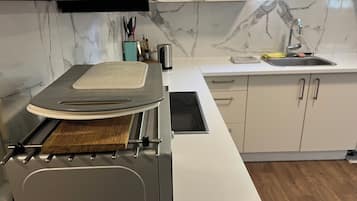 Een magnetron, een oven, een kookplaat, een vaatwasser