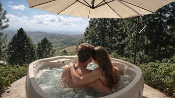 Outdoor spa tub