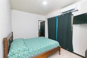 2 bedrooms, desk, iron/ironing board, WiFi