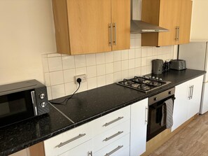 House | Private kitchen | Fridge, microwave, oven, stovetop - Cozy Coastal Getaway in North Shields (North Shields)