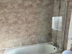 House | Bathroom | Shower, towels - Cozy Coastal Getaway in North Shields (North Shields)