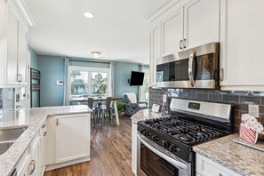 Fridge, microwave, oven, stovetop - Casa De La Luz - Walkable beach access, Serene Marsh Views, 2 Screen Porches, 1 Pet ok (Folly Beach)
