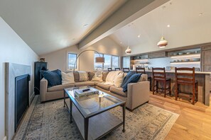 Smart TV, fireplace - Truckee Condo (Truckee)