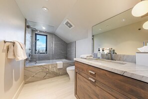 Dusche, Haartrockner, Handtücher, Seife