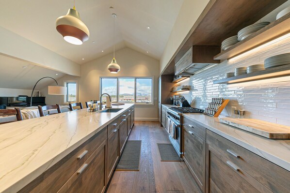 Fridge, microwave, oven, stovetop - Truckee Condo (Truckee)