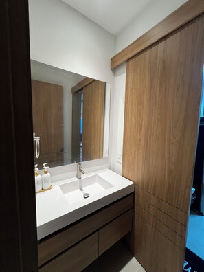 Douche, sĂšche-cheveux, bidet, serviettes fournies