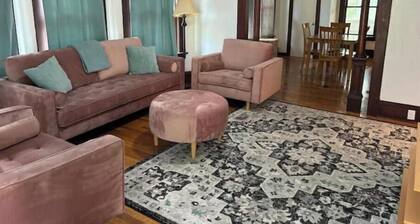 Classic&Modern: Prime location, Parking!