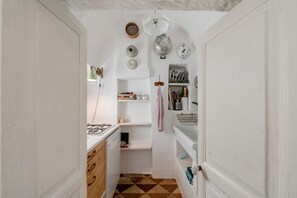 Fridge, stovetop, coffee/tea maker, high chair