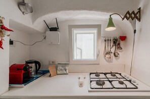 Fridge, stovetop, coffee/tea maker, high chair