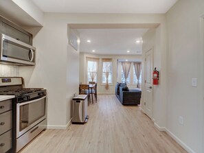 Een koelkast, een microgolfoven, een oven, een kookplaat