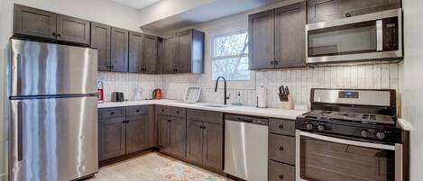 Réfrigérateur, micro-ondes, four, plaque de cuisson