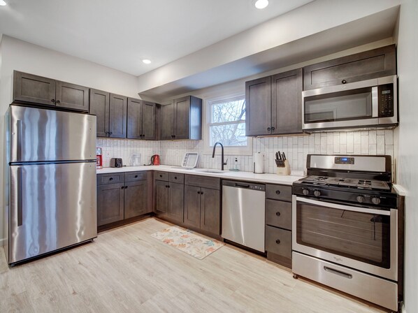 Køleskab, mikrobølgeovn, ovn, kogeplade