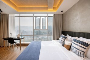 2 bedrooms, in-room safe, desk, iron/ironing board