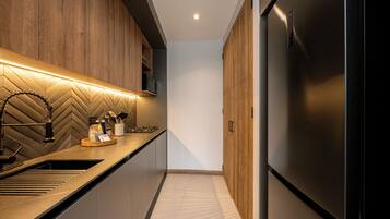 Refrigerador, microondas, parrilla de estufa y cafetera y tetera