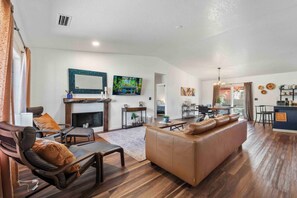Spacious living room area from the entry way! - Beautiful Home in West Sedona close to trails (Sedona)