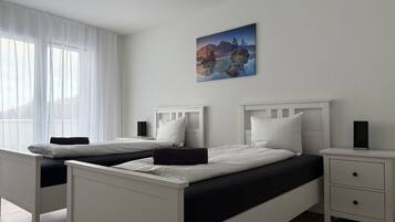 3 bedrooms, iron/ironing board, WiFi, bed sheets