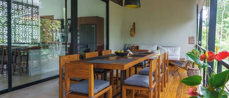 تناول الطعام بالخارج