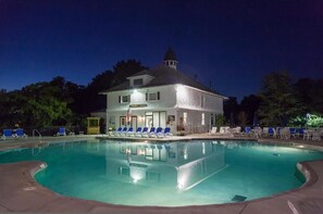 Seasonal outdoor pool - Birchmont Townhouses (North Conway)