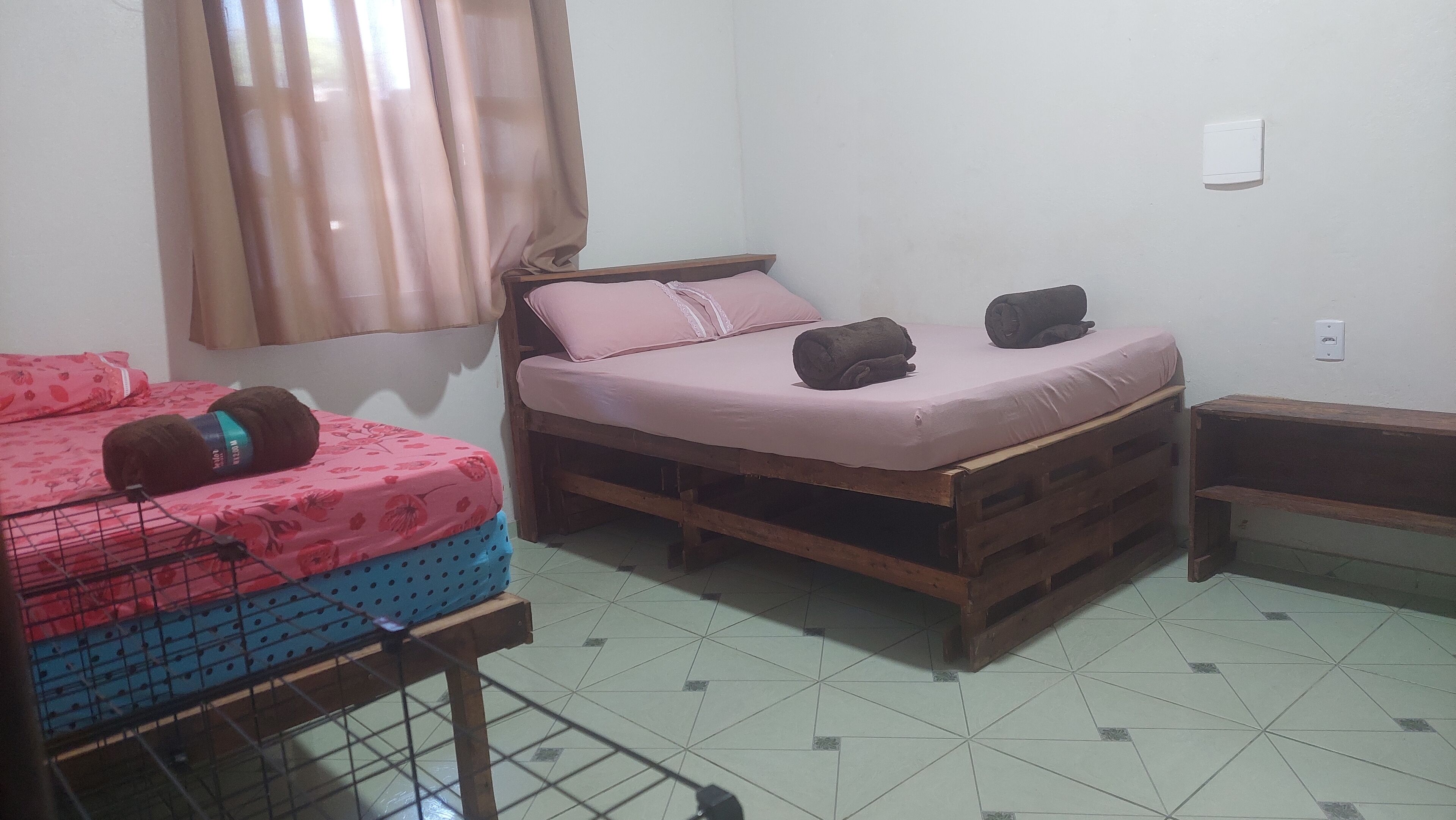 2 makuuhuonetta, silitysrauta/-lauta, ilmainen Wi-Fi, vuodevaatteet