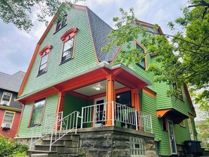 Exterior - Spacious 5-bedroom house with AC, grand piano and WiFi in downtown Oberlin (Oberlin)