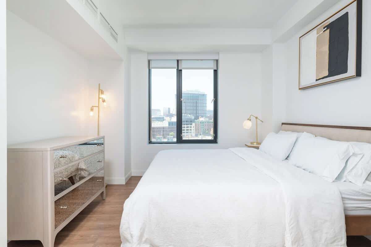 2 slaapkamers, een bureau, een strijkplank/strijkijzer, reisbedje