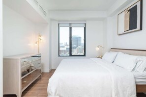 2 soverom, skrivebord, strykejern/-brett og reiseseng for barn