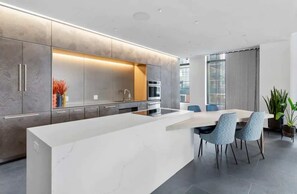 Fridge, microwave, oven, stovetop - Luxury Apartment w King Bed, Shared Pool & Rooftop (Cambridge)