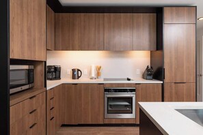 Réfrigérateur, four à micro-ondes, un four, surface de cuisson