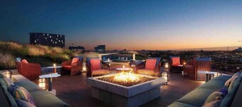 Luxury Apartment w King Bed, Shared Pool & Rooftop
