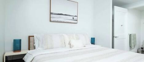 2 chambres, bureau, fer et planche Ă repasser, lit parapluie