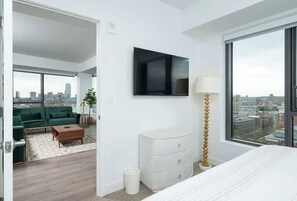 2 室のベッドルーム、デスク、アイロン / アイロン台、旅行用ベビーベッド