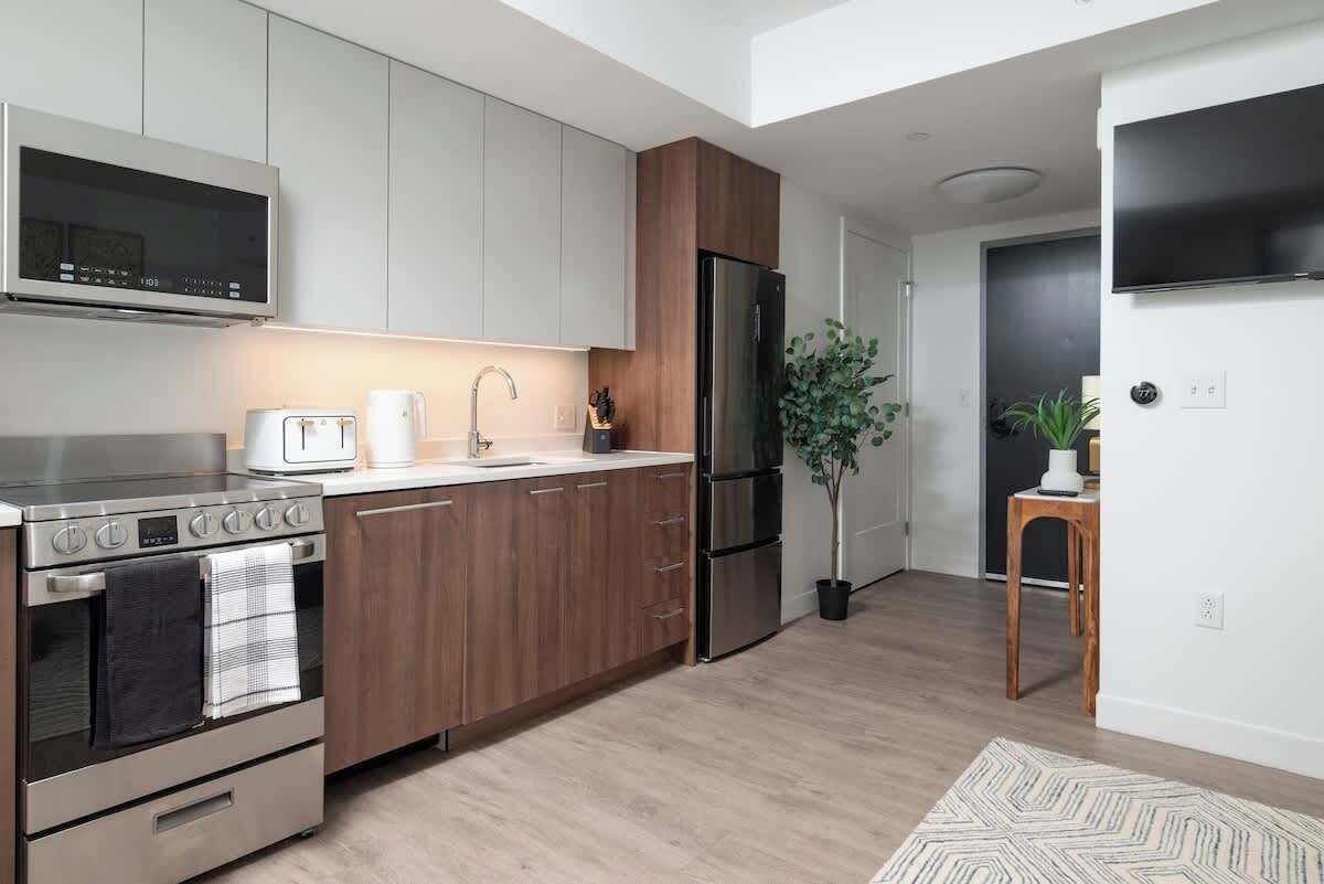 Kjøleskap, mikrobølgeovn, ovn og kokeplater