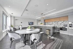 Dining - Upscale 1BR near MIT Harvard with Parking! (Cambridge)