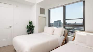 1 slaapkamer, een bureau, een strijkplank/strijkijzer, reisbedje