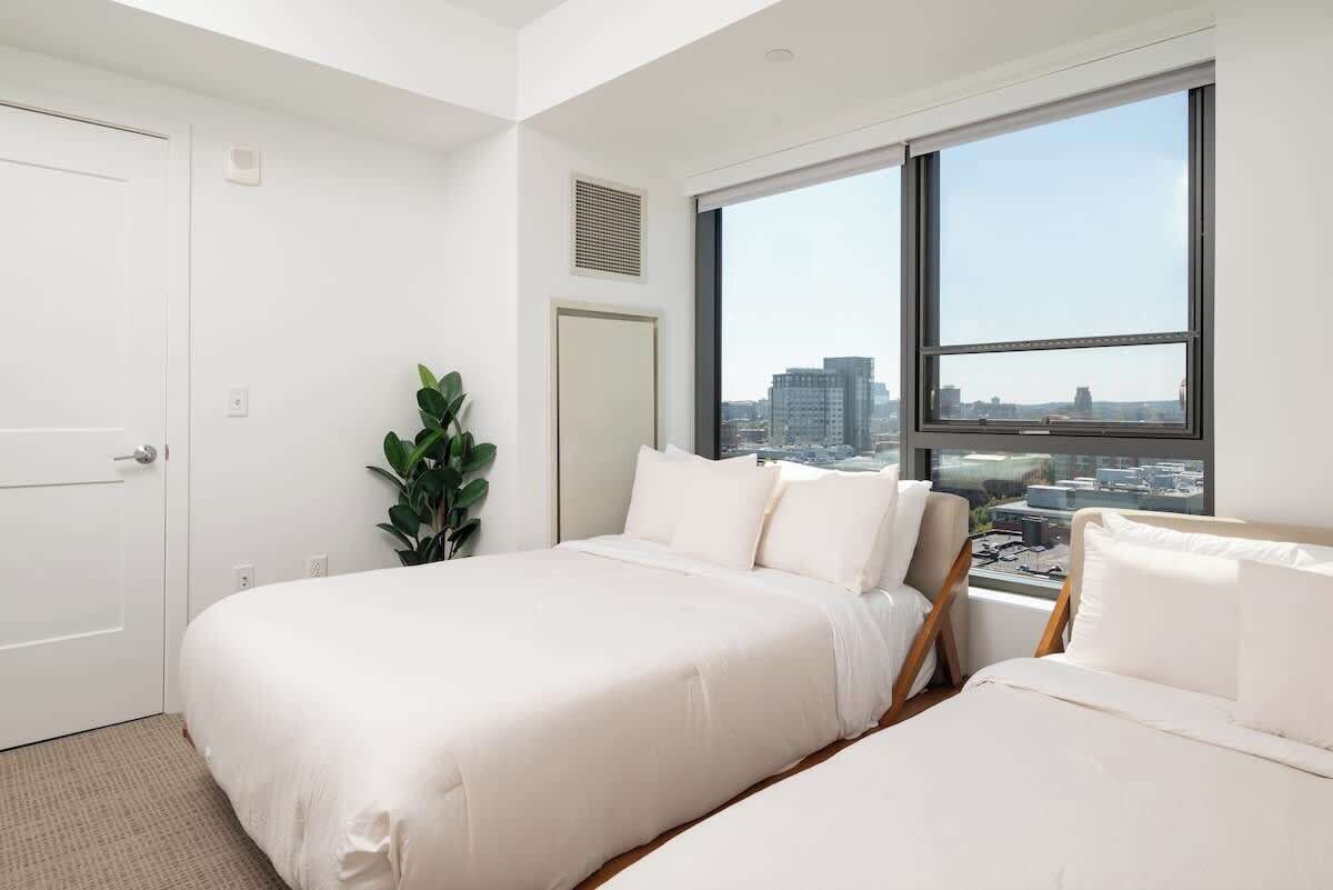 1 室のベッドルーム、デスク、アイロン / アイロン台、旅行用ベビーベッド